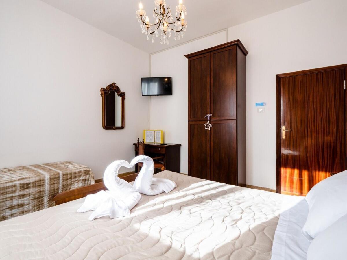 Casa Mafalda - Rooms, Friends And More - Affittacamere, Guest House Senigallia Esterno foto