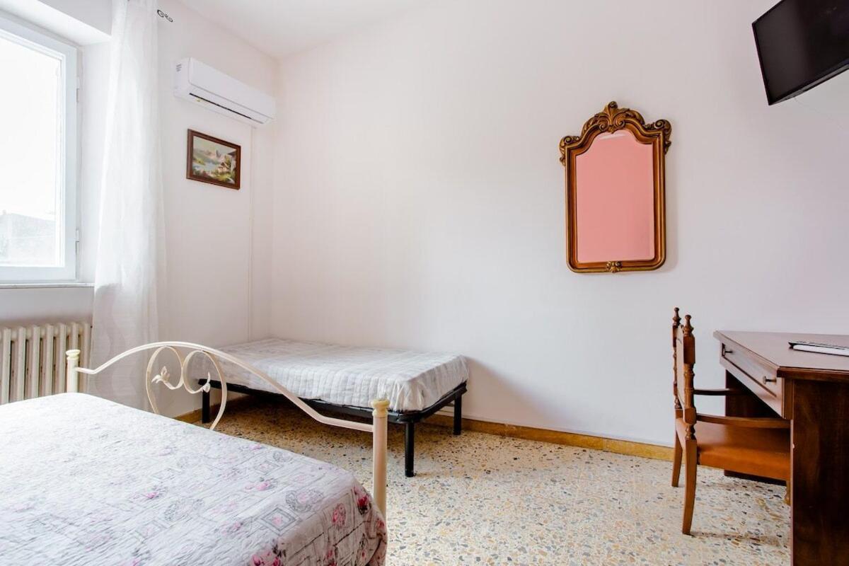 Casa Mafalda - Rooms, Friends And More - Affittacamere, Guest House Senigallia Camera foto